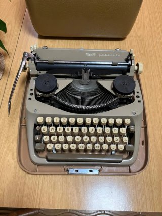 Máquina de escribir antigua Triumph Gabriele 1960