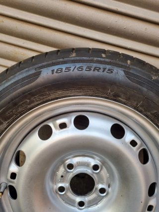 Neumático 185/65 R15 con llanta