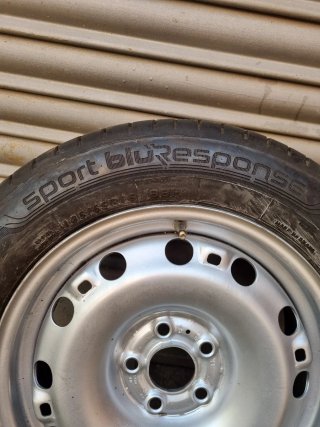 Neumático 185/65 R15 con llanta