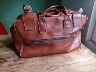 Bolso de piel marrón