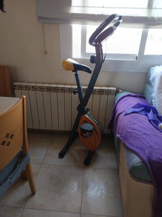 Bicicleta estática naranja y negra