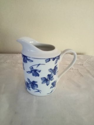 Caraffa in porcellana Vista Alegre con fiori blu