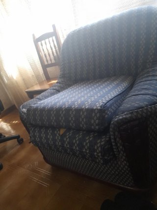 Sofá de tela azul y madera