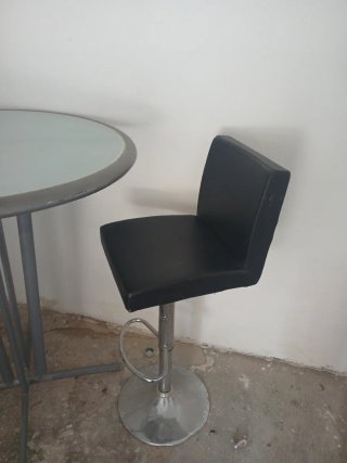 Mesa alta redonda y 2 taburetes negros
