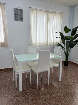 Mesa blanca con 4 sillas LIQUIDAMOS