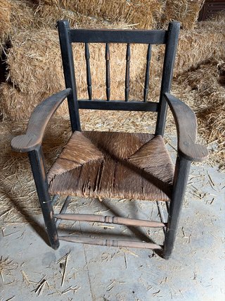 Sillón de madera y mimbre para restaurar