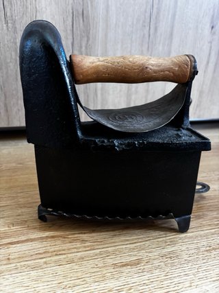 Plancha de hierro antigua con chimenea
