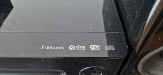 Equipo de música Denon con altavoces