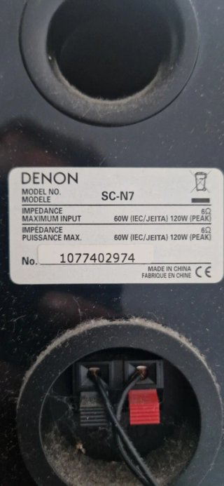 Equipo de música Denon con altavoces