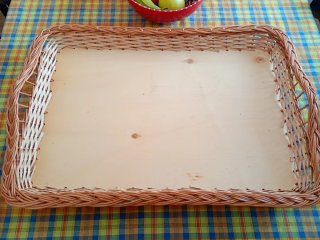 Bandeja de mimbre y madera