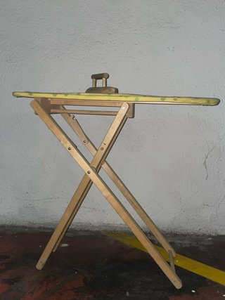 Tabla de planchar y plancha de madera