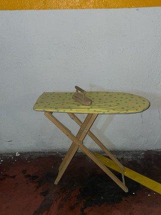 Tabla de planchar y plancha de madera