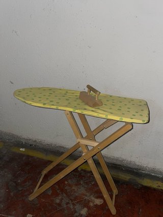 Tabla de planchar y plancha de madera