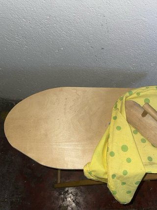 Tabla de planchar y plancha de madera