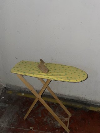Tabla de planchar y plancha de madera
