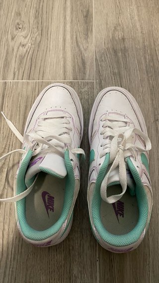 Zapatillas Nike Blancas con Detalles
