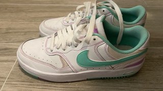 Zapatillas Nike Blancas con Detalles