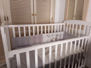 Cuna madera regulable con colchón y colcha