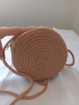 Bolso redondo de paja con lazo blanco
