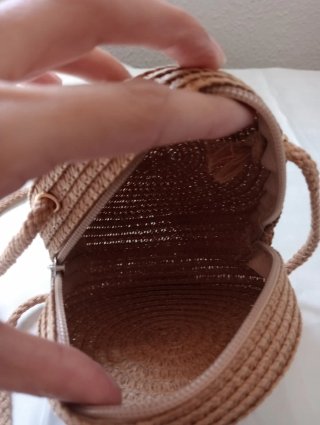 Bolso redondo de paja con lazo blanco