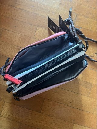 Bottle Bag Topologie x Aigle 1853 con tracolla
