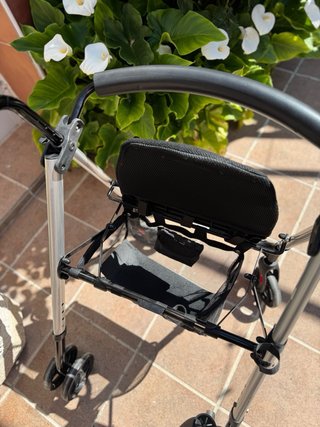 Andador con asiento y cesta