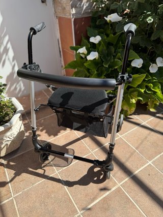 Andador con asiento y cesta