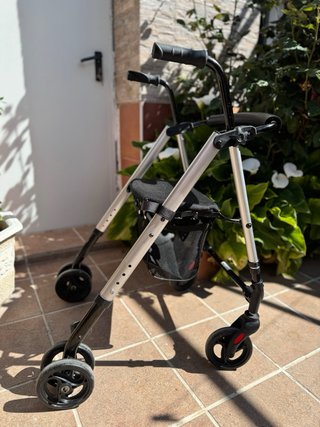 Andador con asiento y cesta