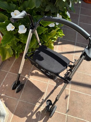 Andador con asiento y cesta