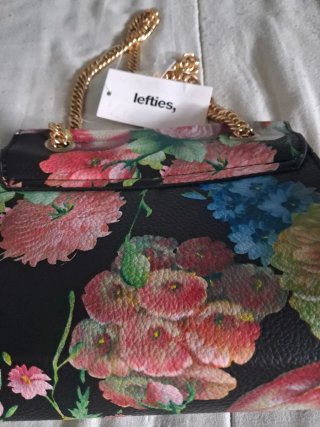 Bolso Lefties floral negro y multicolor