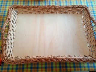 Bandeja de mimbre y madera