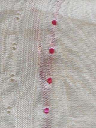 Toquilla de bebé de punto rosa y blanco