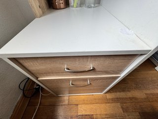 Escritorio blanco y beige con estantería