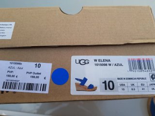 Sandalias UGG de cuña color azul.