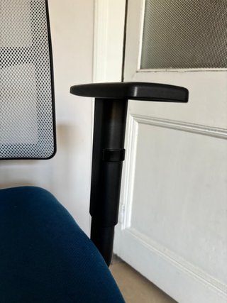 Silla de oficina ergonómica azul y negra