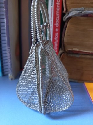 Monedero vintage plateado con flor