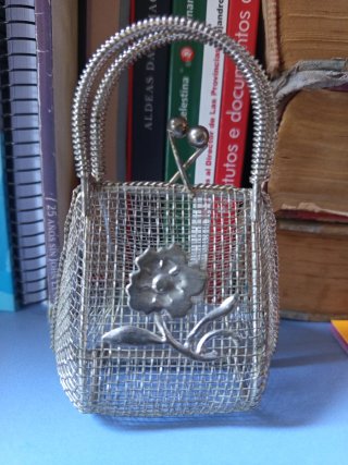 Monedero vintage plateado con flor