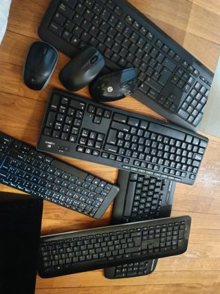 Teclados y ratones negros