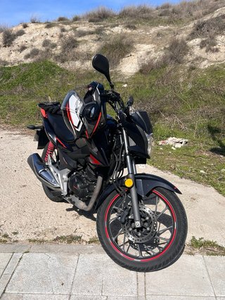 Honda CB 125 F Naked Negra y Roja