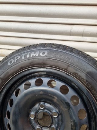 Neumático 185/60 R15 con llanta