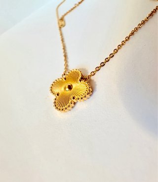 Elegante collar acero inoxidable chapado oro 18k