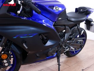 YAMAHA R7