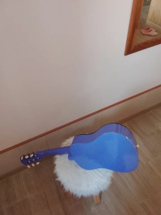 Guitarra infantil decorada