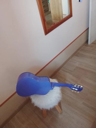 Guitarra infantil decorada