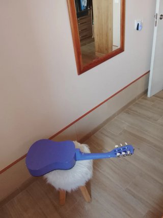 Guitarra infantil decorada