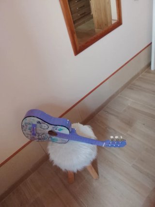 Guitarra infantil decorada