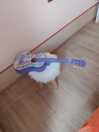 Guitarra infantil decorada