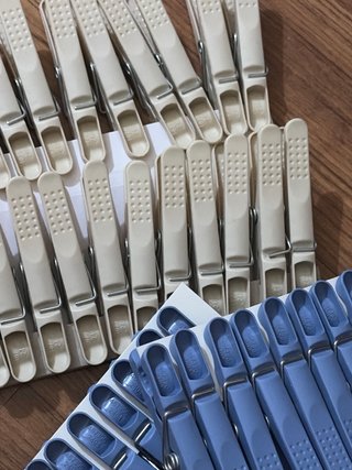Pinzas para ropa de plástico (beige y azul)