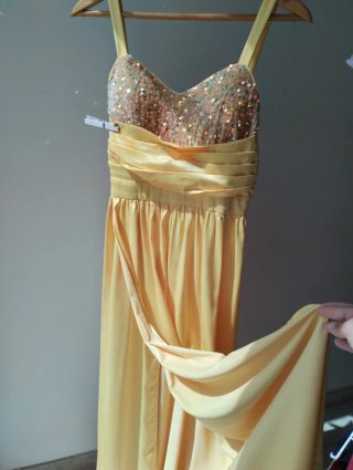 Vestido largo dorado con lentejuelas