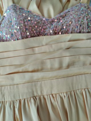 Vestido largo dorado con lentejuelas